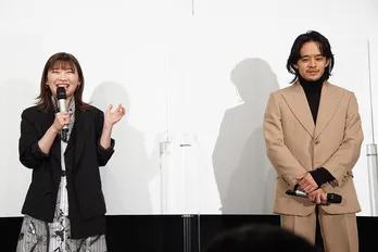 「質問間違えた！」伊藤沙莉が恋人役の池松壮亮との距離を詰めようとするも撃沈