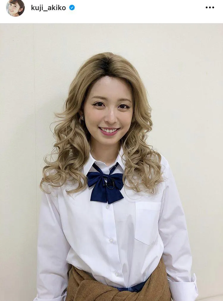  【写真を見る】久慈暁子アナ「人生初ギャル」金髪×制服SHOT