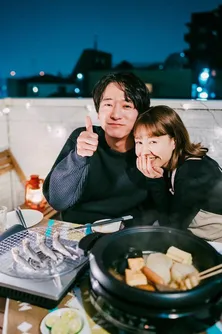 浅香航大、トリンドル玲奈との屋上での密着ショットを公開「自慢の妻ですっ!」<私たち結婚しました 2>