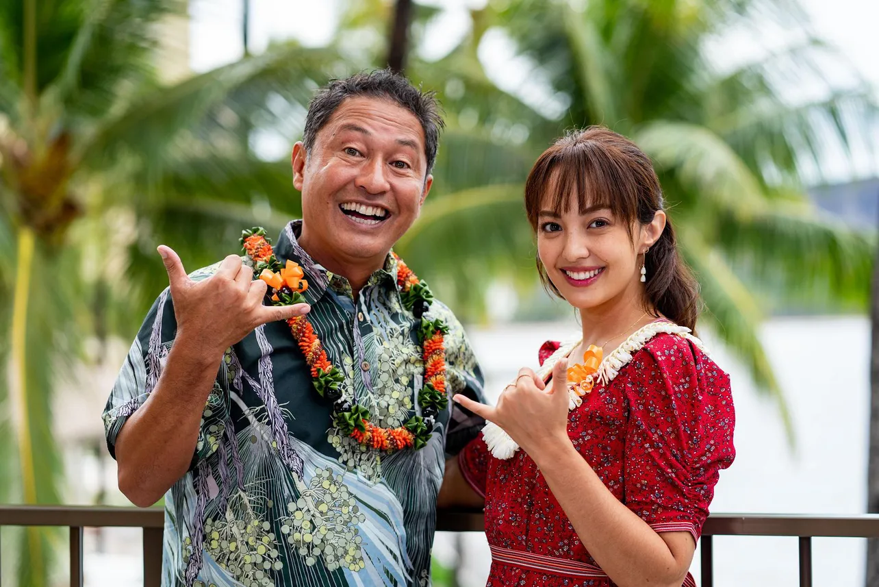 「ハワイに恋して！」のナビゲーター・内野亮と、ロコガールのサーシャ