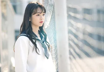 Travis Japan松田元太“修弥”に思いを寄せ、福本莉子“実結”の恋敵に…横田真悠“トモカ”の新場面写真が公開！＜君が落とした青空＞