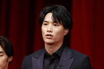 鈴木伸之、真剣な弾き語りSHOTにファン「真面目でかっこいい」「真剣な姿美しすぎ」<ケイ×ヤク>