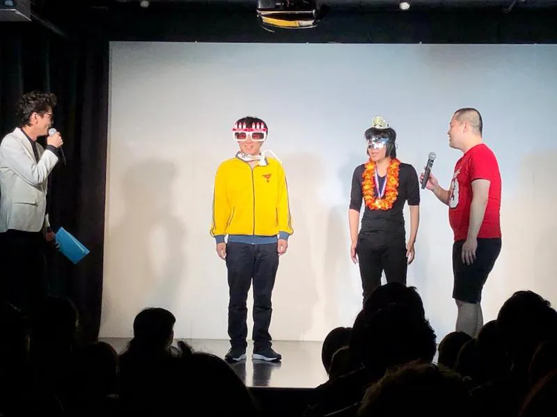 【写真】ステージで仮装したランジャタイと、MCのモグライダー