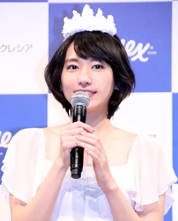 【写真を見る】新垣結衣は「CM発表会」に白いドレス姿で登場