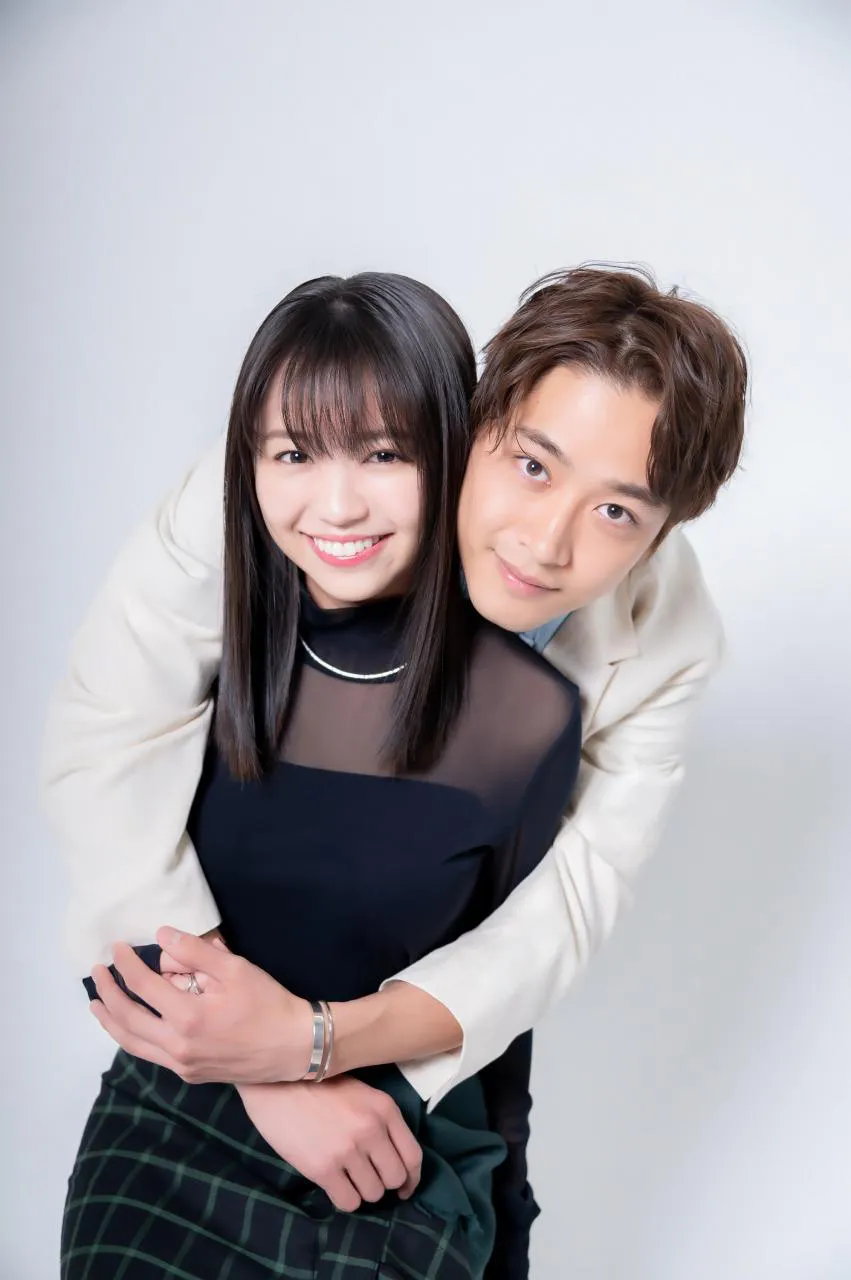 佐藤寛太(右)、大原優乃(左)