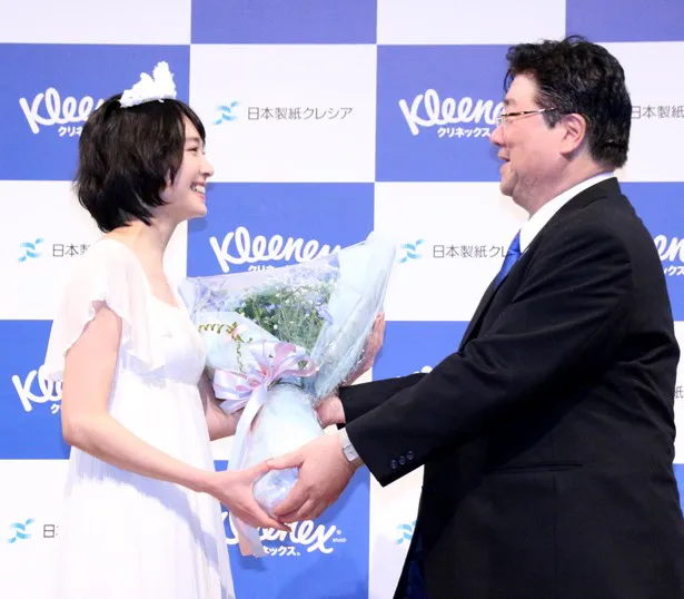 日本製紙クレシア・南里泰徳社長から「新しいクリネックスを一緒に盛り上げてください」と花束を贈られた新垣は「どうぞよろしくお願いいたします」と頭を下げた