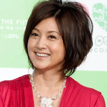 藤原紀香、大胆スリットにうっとり…美脚際立つロイヤルブルードレスSHOTに「50歳に見えない」「腰から下が長い…!」