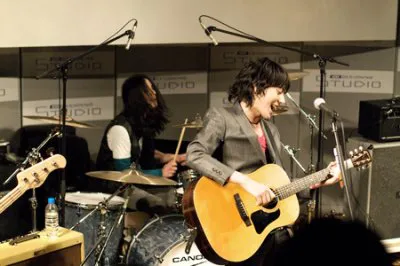 約200人のファンを前に「Calling」「星に願いを」など全4曲を披露したflumpool