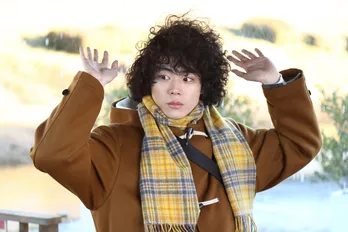 菅田将暉“整”、爆破予告のアルファベット暗号文の謎を解く<ミステリと言う勿れ>