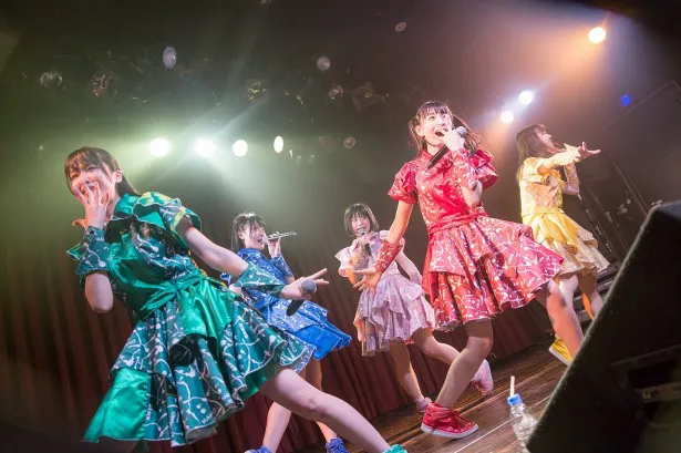 原宿発5人組アイドルグループ・神宿が全国ツアーの大阪公演を行った