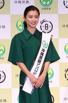 黒島結菜、“さとうきび”をイメージしたグリーン衣装で登場　「沖縄黒糖アンバサダー」に就任に意気込み