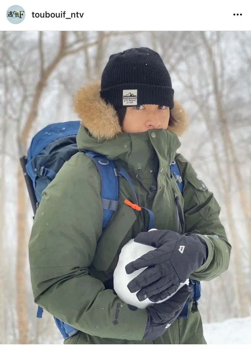 雪玉を大事そうに抱える藤木(成田凌)