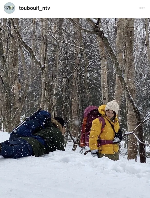 【写真を見る】雪の上に寝ころんだままの藤木(成田凌)を笑顔で見つめる美香子(森七菜)