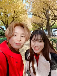 足立梨花、外苑前の銀杏並木をバックに塩野瑛久との“夫婦”ショットを公開「二人で思い出をたっくさん残すために」<私たち結婚しました 2>