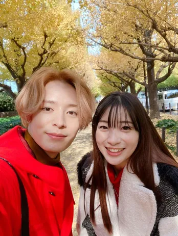 足立梨花、外苑前の銀杏並木をバックに塩野瑛久との“夫婦”ショットを公開「二人で思い出をたっくさん残すために」<私たち結婚しました 2>