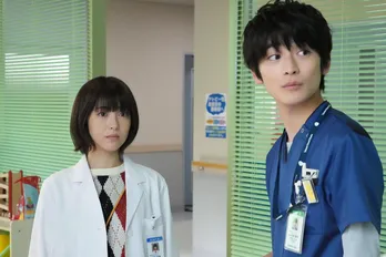 イケメン研修医・高橋文哉“佐久間先生”の子どもに向けた笑顔にキュン!<ドクターホワイト>