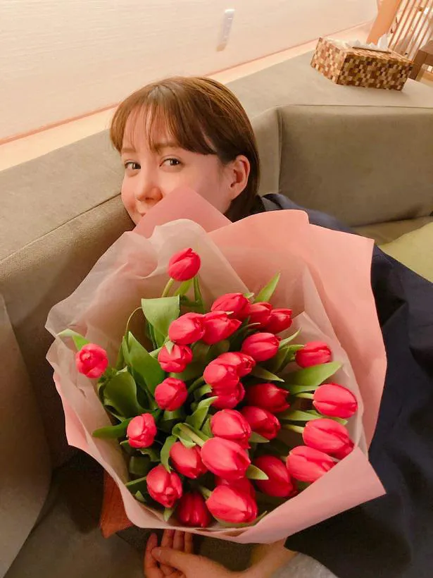 30本のチューリップの花束を抱えながら、やさしく幸せそうな表情のトリンドル玲奈の姿を公開した浅香航大