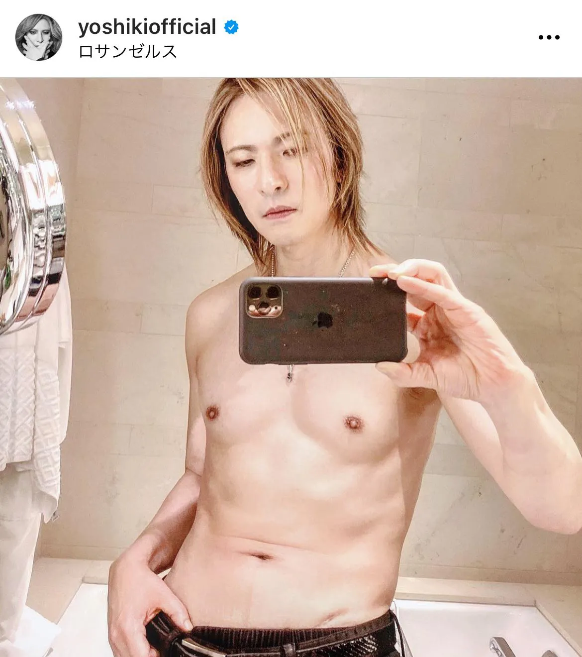 【写真を見る】雰囲気ガラリ…！サングラスなし＆すっぴんのYOSHIKI