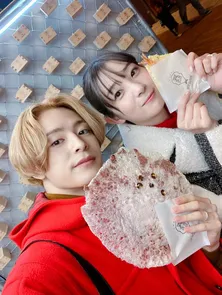 足立梨花、浅草観光で“天ぷらチップス”を持った塩野瑛久との2ショットを公開「あきくんの顔より大きかったよ」<私たち結婚しました 2>