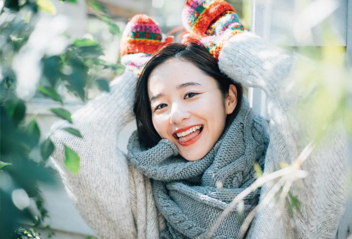 堀田真由「手紙」をコンセプトに自然体な姿のカレンダーを発売 | WEBザ