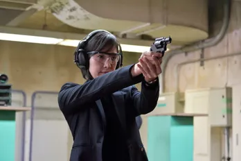 「緊急取調室」取調官を演じる天海祐希の射撃シーンを公開!!