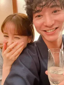 トリンドル玲奈、笑顔で寄りそう浅香航大との2ショットとともに、ベッドの上で行ったことを報告「ぎゅってして寝てくれて、本当に幸せ」<私たち結婚しました 2>