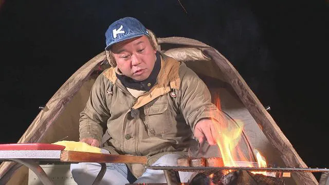 雪中でキャンプ飯を作る西村