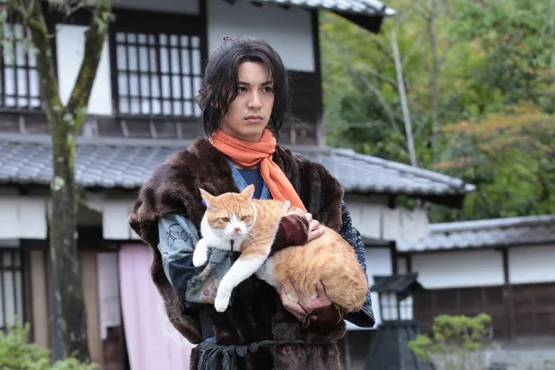 【写真を見る】ニャンともたまらない！　イケメン・大野拓朗がキュートなネコ・金時を抱っこ