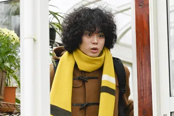 菅田将暉“整”、門脇麦“ライカ”に導かれ温室の床に書かれた数字のメッセージを見つける<ミステリと言う勿れ>