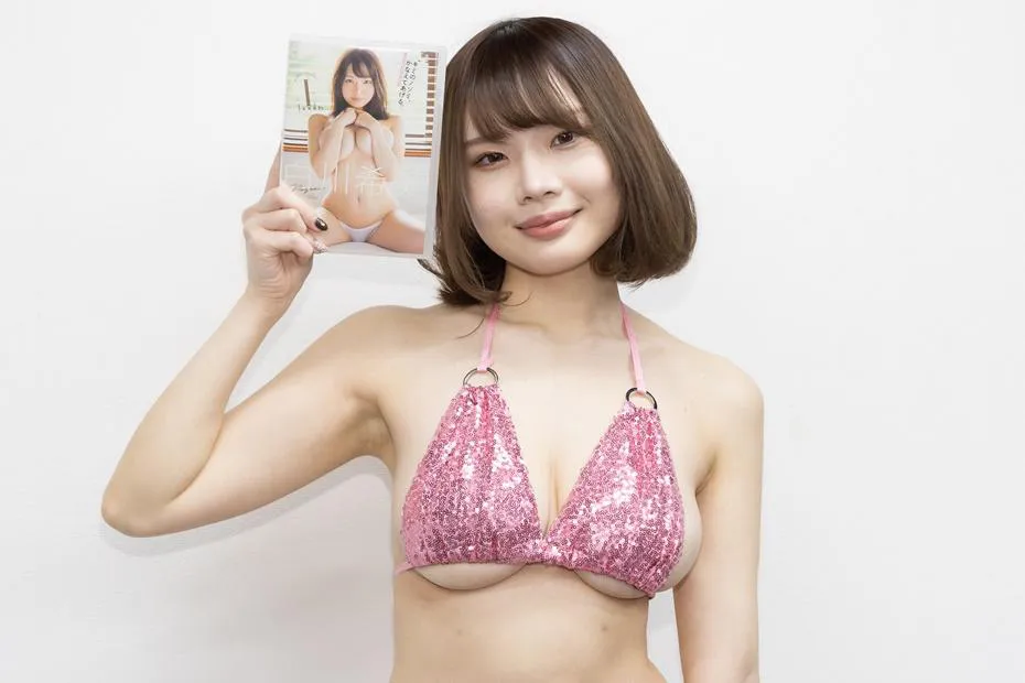 【写真】“美胸”あらわ…DVDをアピールする白川希美