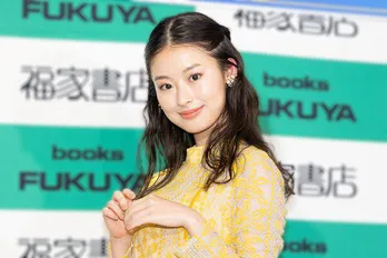 井本彩花、濡れ髪オールバック…プールでニッコリのオフショットに反響「爽やかでステキ」「一緒に泳ぎたーい」