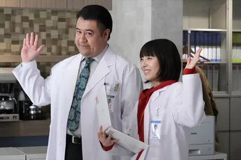 浜辺美波“白夜”、コウモリの写真から誤診を見抜く!<ドクターホワイト>