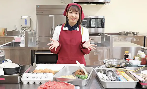 【写真を見る】石田みなみが故郷・兵庫の食材を使って鍋料理に挑む