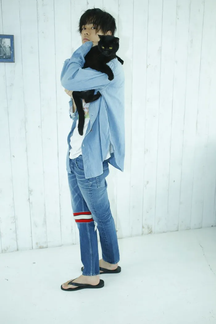 【写真を見る】黒ネコを抱っこする成田凌
