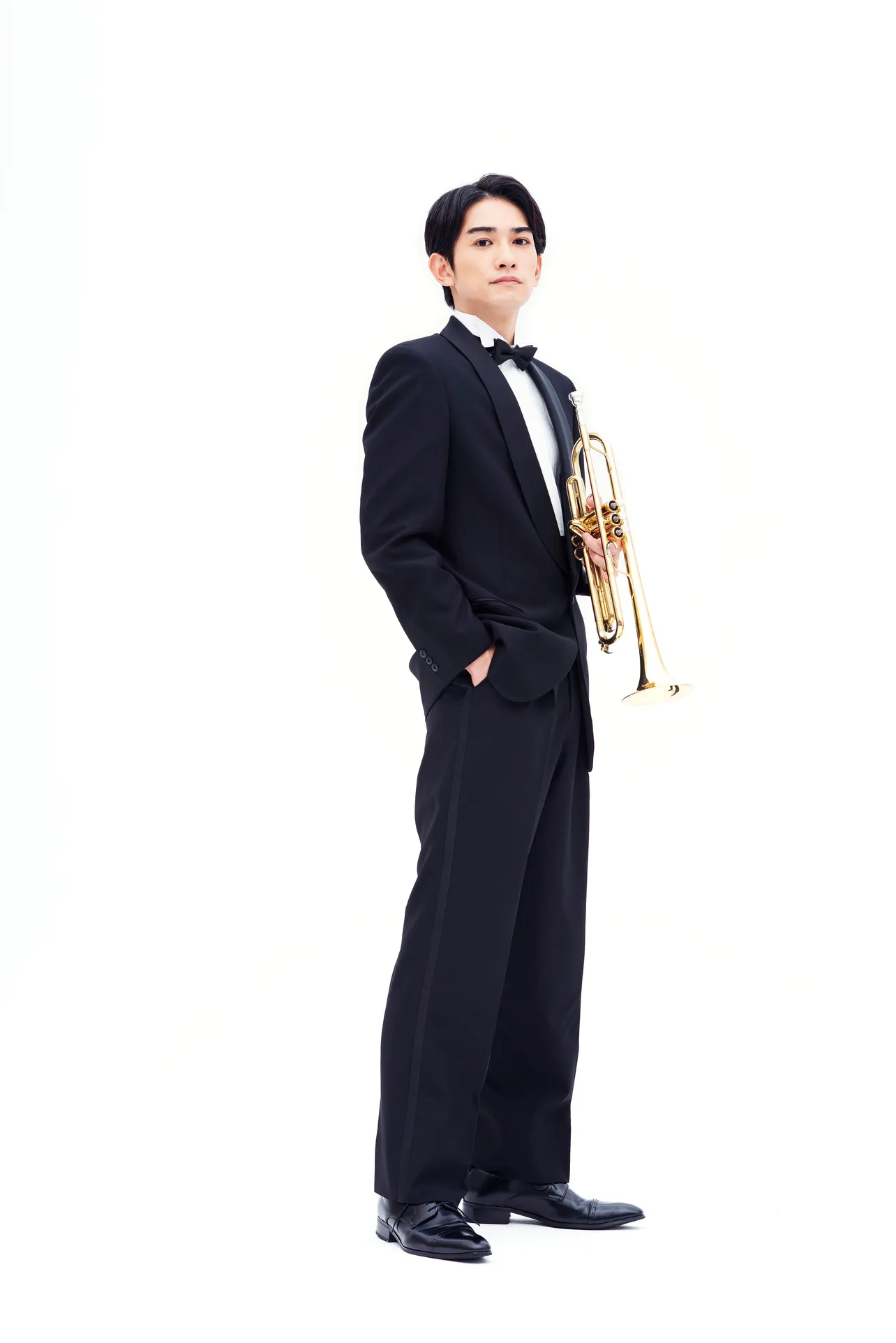 【写真】足の長さ際立つトランペット奏者姿の町田啓太