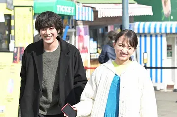 清原果耶“花枝”&間宮祥太朗“芦田”遊園地デートに「かわいい!」の声 「ファイトソング」トレンド1位