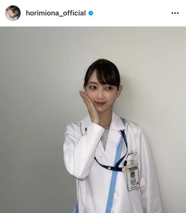 【写真を見る】初の医師役！“白衣”姿の堀未央奈