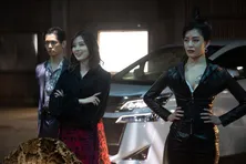 白石麻衣、“目”と“声”の演技で泣く子も黙る女組長を熱演！　場面写真が解禁＜dTVオリジナルドラマ「嘘喰い」＞