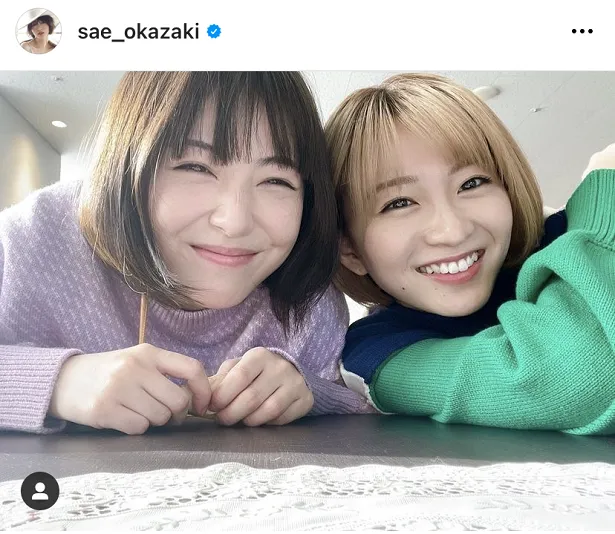 【写真を見る】本物の姉妹みたい…岡崎紗絵＆浜辺美波の仲良し2SHOT