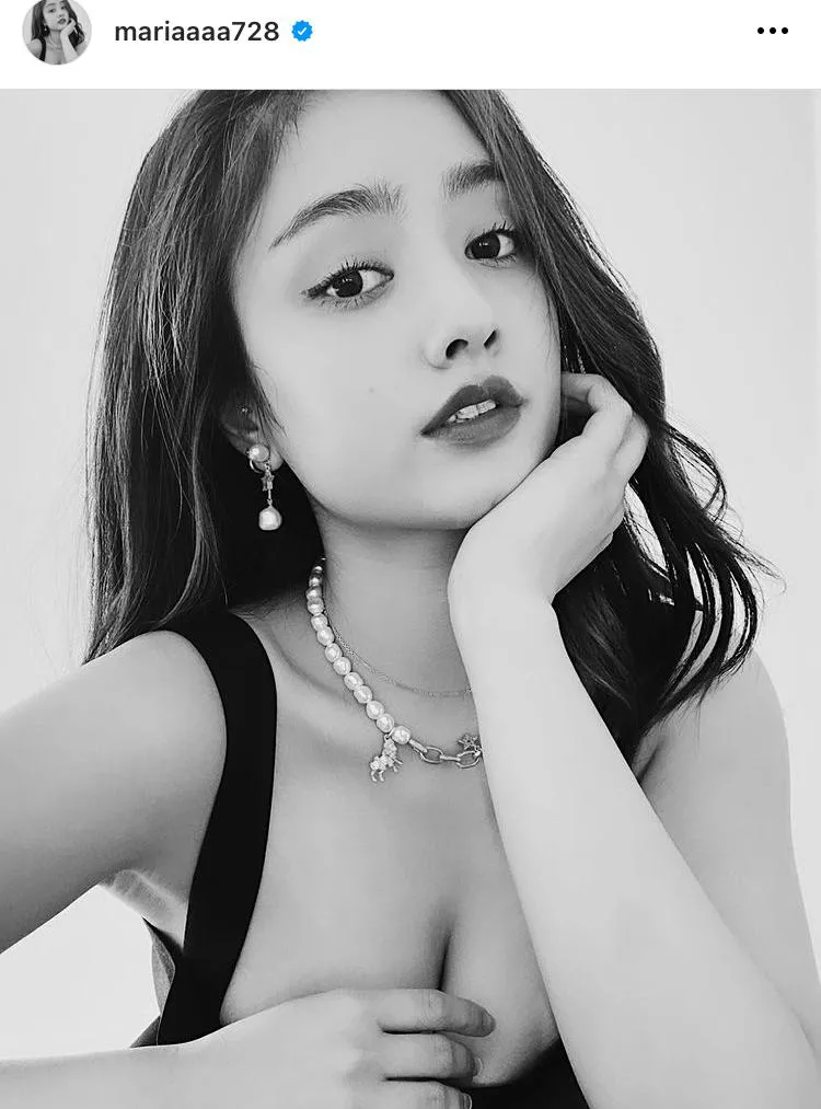 【写真を見る】谷間にドキッとする、谷まりあのインスタ新アイコンSHOT