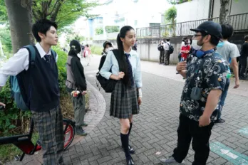 Koki、映画デビュー作で双子の姉妹“1人2役”に挑む 映画「牛首村」新場面写真公開