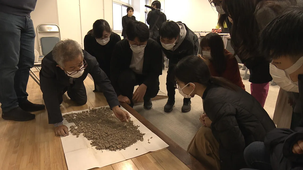 【写真を見る】横浜の学生に遺骨収集を伝える