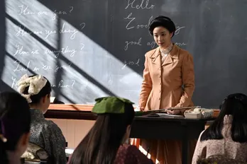 広瀬すず“梅”の情熱ほとばしる熱血授業シーン公開「とにかく声を張った」 田中圭“伊藤博文”の正装姿も<SPドラマ『津田梅子』>