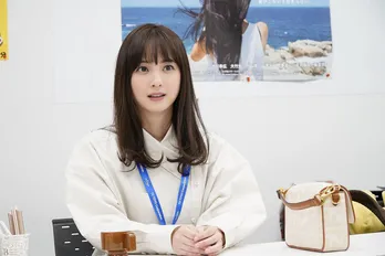 佐々木希“千紗”一日限定婚約者で大はしゃぎ!キュートな笑顔に視聴者くぎ付け<ユーチューバーに娘はやらん!>