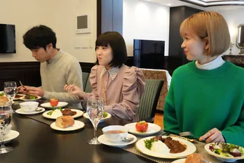 浜辺美波“白夜”に恋の予感！ ピンクのワンピースを着てルンルン＜ドクターホワイト＞