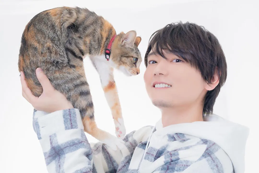 【写真を見る】猫の“チャー”を抱っこする古川雄輝
