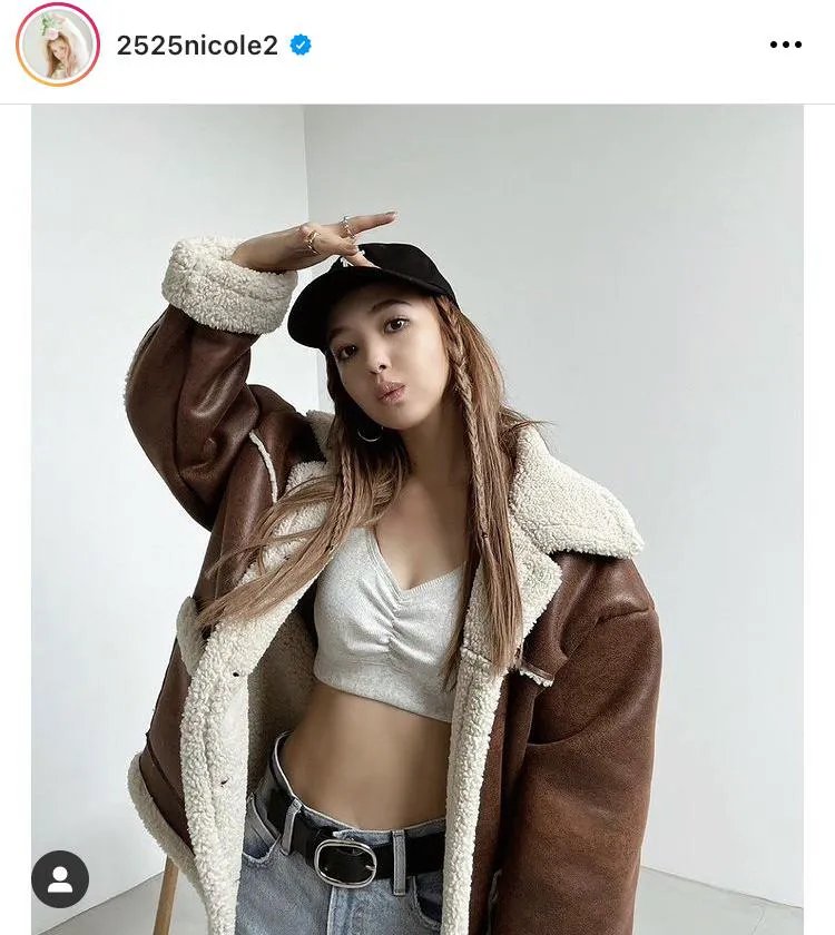 【写真を見る】藤田ニコル、引き締まった腹筋あらわ…!冬のスポブラコーデに反響!