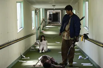 竹内涼真“響”、ゾンビに襲われる長濱ねる“亜希”を助ける…!「君と世界が終わる日に 特別編」シーン写真が解禁