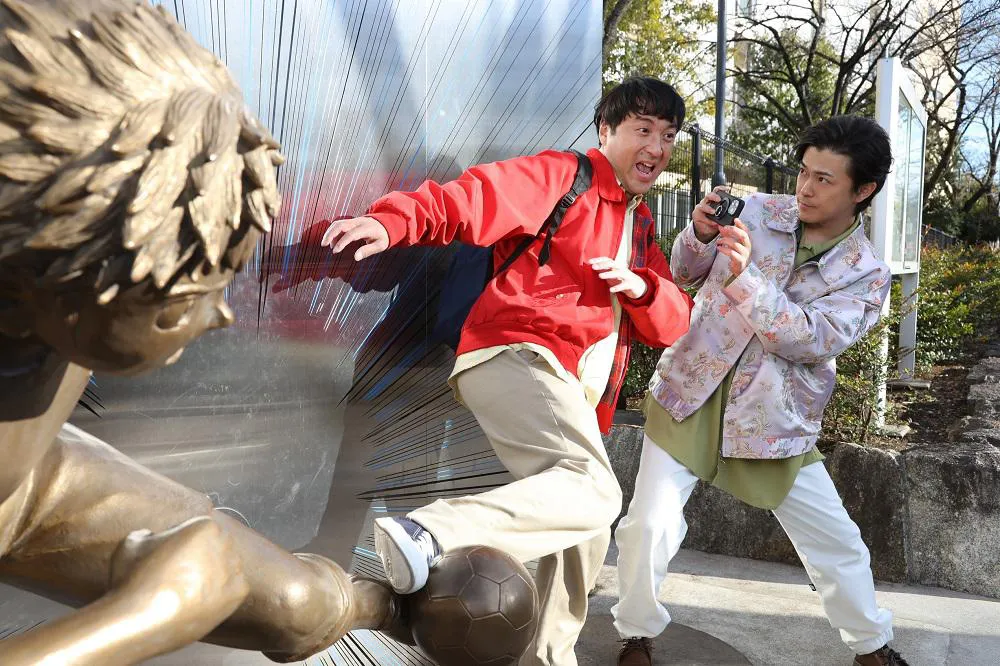 【写真】南葛飾高校前でサッカーするセイノとインフルエンサー・ハラダ