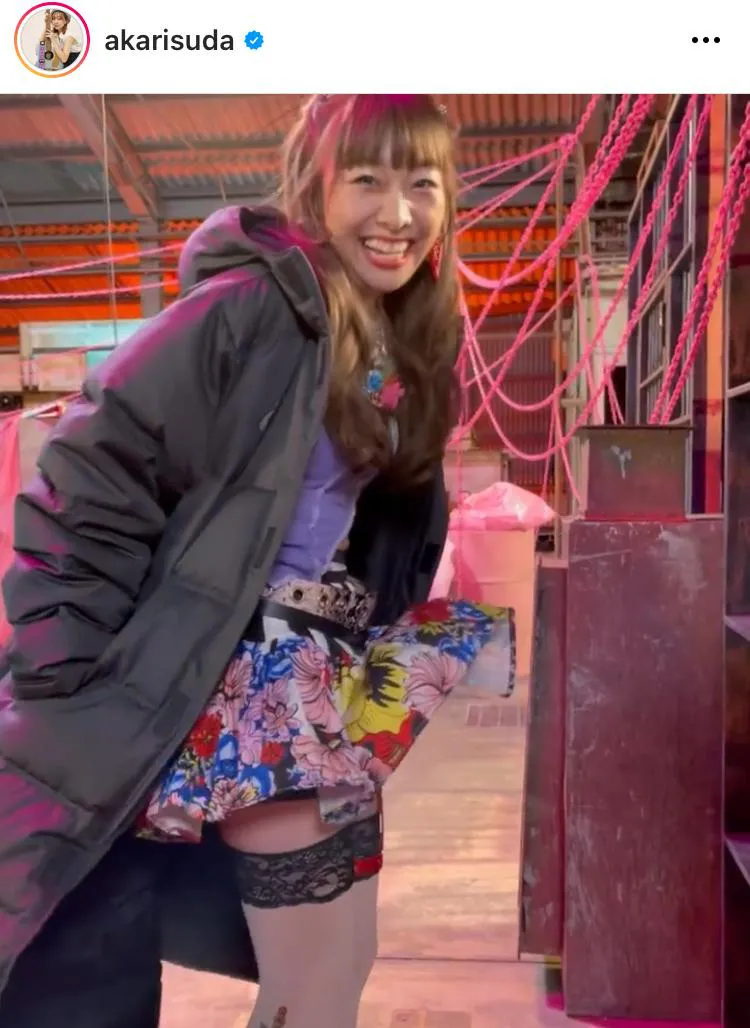 ミニスカートがひらひら舞う様子に、お茶目な笑顔を見せる須田亜香里
